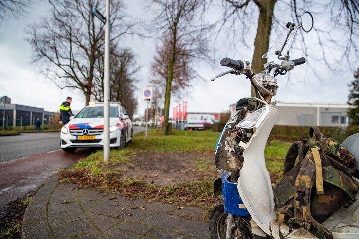 Een scooterrijder werd aangereden door een afslaande automobilist op de Blaloweg. - Foto: Hugo Janssen