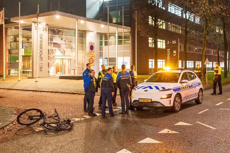 Handhavers botsen met auto tegen fietser in Hanzeland - Foto: Peter Denekamp