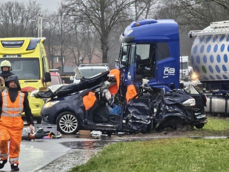 Een slachtoffer is door de brandweer uit de auto geknipt. - Foto: Salland1/Martijn van Wieringen