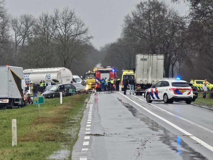 Twee gewonden bij ernstig ongeval met vrachtwagen op N35 - Foto: Salland1/Martijn van Wieringen