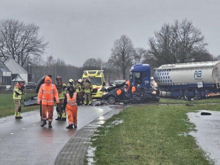 Twee gewonden bij ernstig ongeval met vrachtwagen op N35 - Foto: Salland1/Martijn van Wieringen