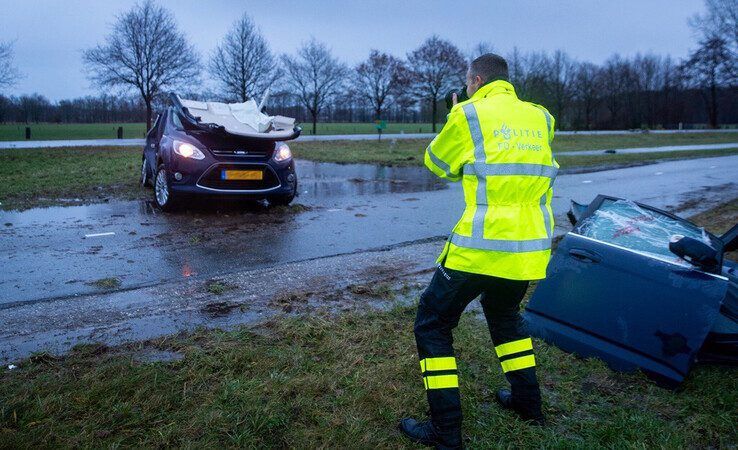 De politie bezig met het onderzoek naar de toedracht van het ongeval. - Foto: Hugo Janssen