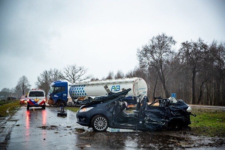 Twee gewonden bij ernstig ongeval met vrachtwagen op N35 - Foto: Hugo Janssen