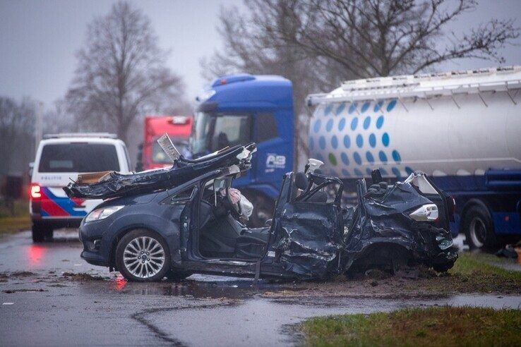 Twee gewonden bij ernstig ongeval met vrachtwagen op N35 - Foto: Hugo Janssen