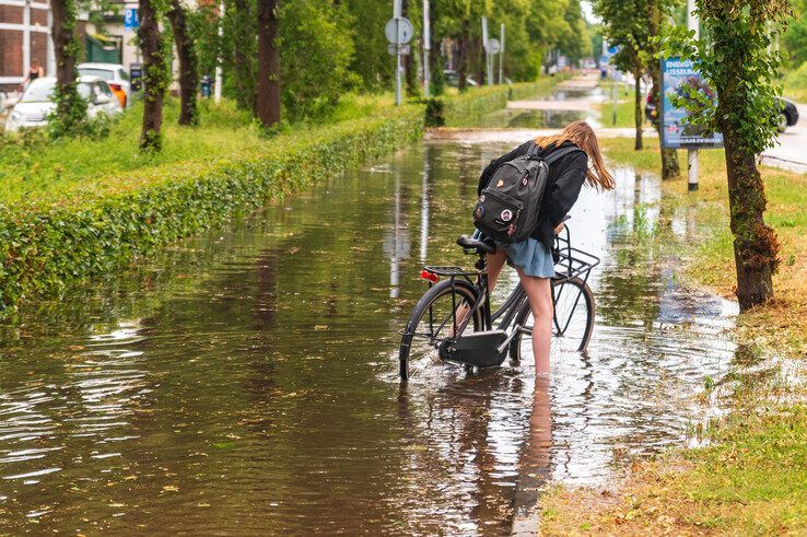 Wateroverlast in Assendorp na een stortbui in de zomer van 2023. - Foto: Peter Denekamp