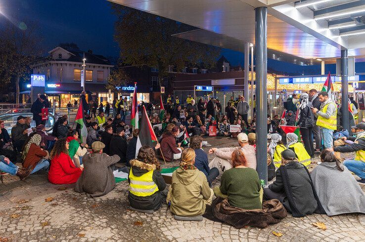 Een eerdere pro-Palestinademonstratie bij het station in Zwolle. - Foto: Peter Denekamp