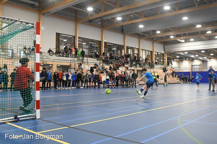 Jeugd voetbalt in WRZV-hallen: ‘Sportief blijven als het even tegenzit’ - Foto: Jan Burgman
