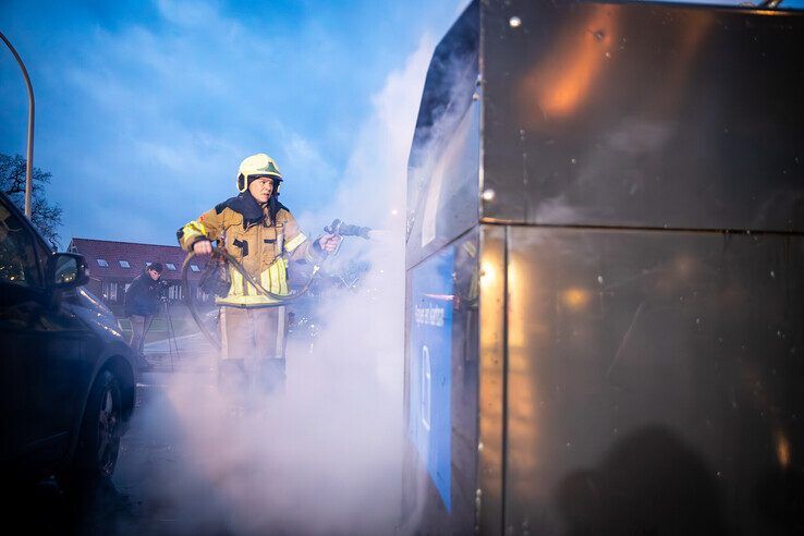 Papiercontainers in Stadshagen gaan in vlammen op - Foto: Hugo Janssen