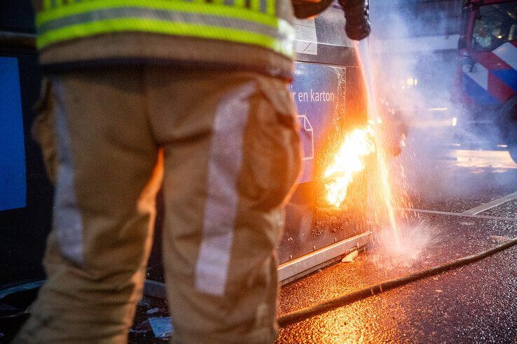 Papiercontainers in Stadshagen gaan in vlammen op - Foto: Hugo Janssen