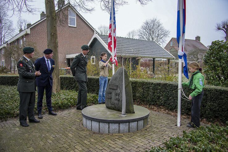In beeld: Leerlingen De Campherbeek herdenken oorlogsslachtoffers in Berkum, De Duyvencamp ontbreekt opnieuw - Foto: Obbe Bakker