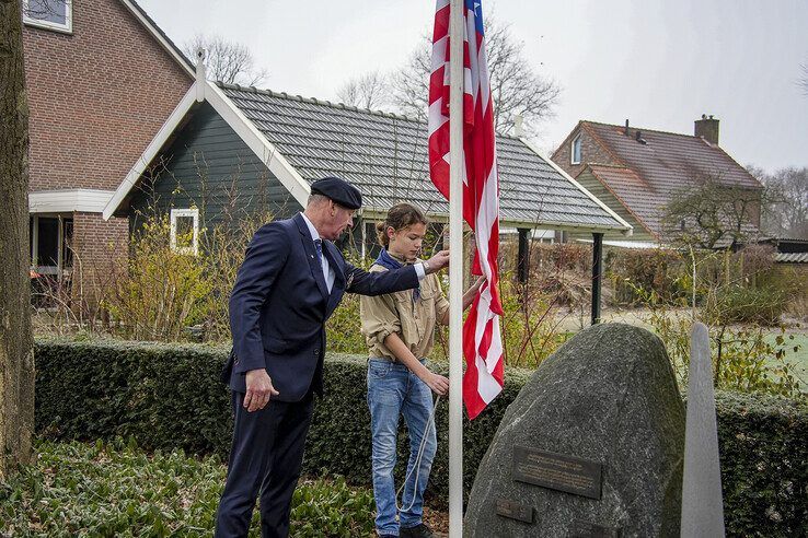 In beeld: Leerlingen De Campherbeek herdenken oorlogsslachtoffers in Berkum, De Duyvencamp ontbreekt opnieuw - Foto: Obbe Bakker