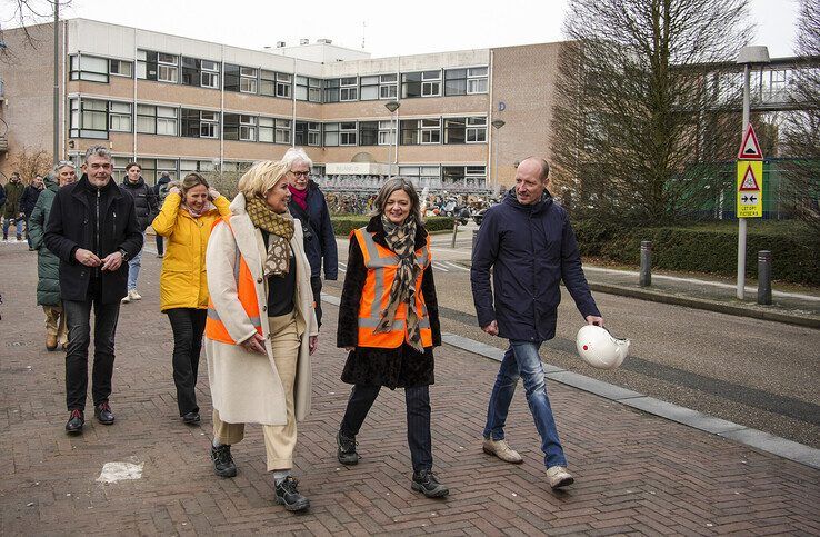 Erika Diender en wethouder Gerdien Rots op de campus van Windesheim. - Foto: Obbe Bakker