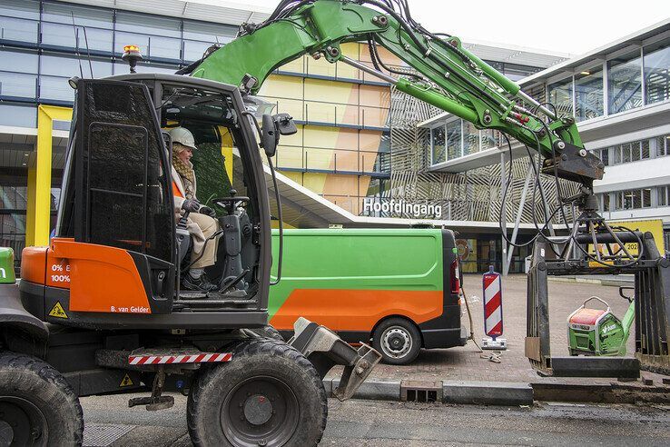 Erika Diender verwijdert een stoeprand als starthandeling. - Foto: Obbe Bakker