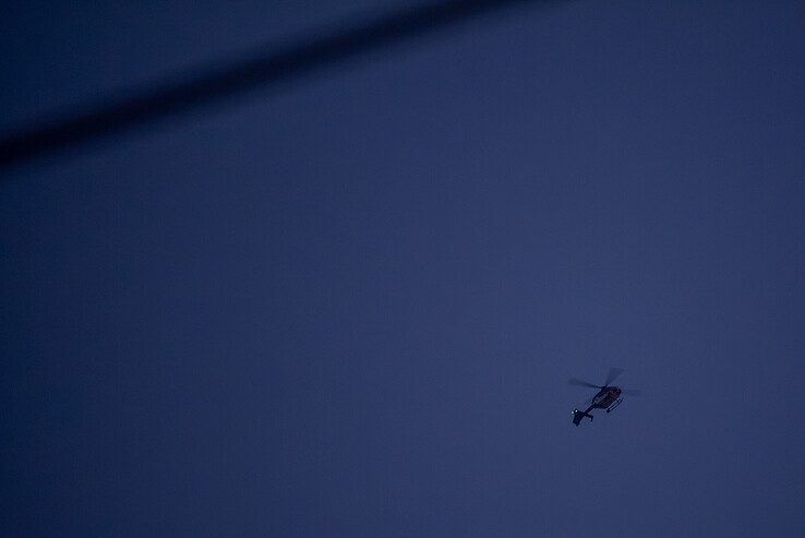 Een politiehelikopter hing boven het station in Zwolle. - Foto: Peter Denekamp