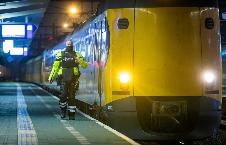 In beeld: Man met pistool door arrestatieteam uit trein gehaald in Zwolle - Foto: Hugo Janssen