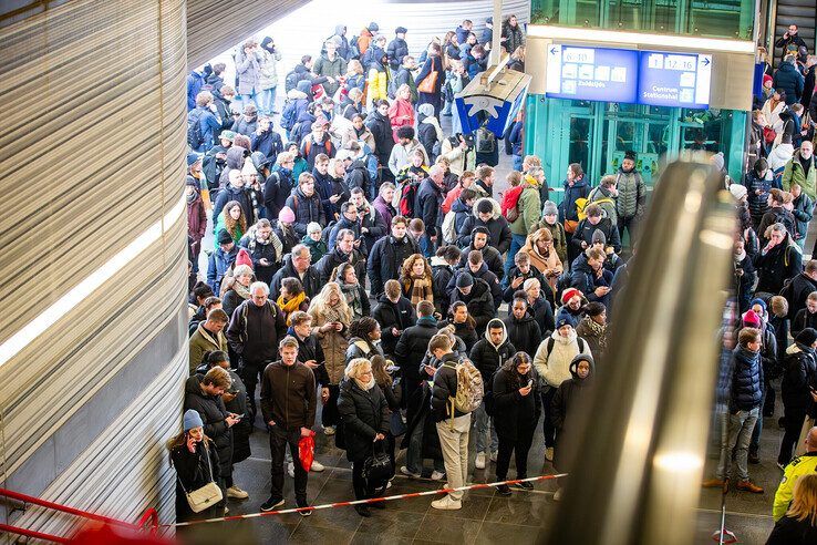 Grote drukte in de reizigerstunnel door de ontruimde perrons. - Foto: Hugo Janssen