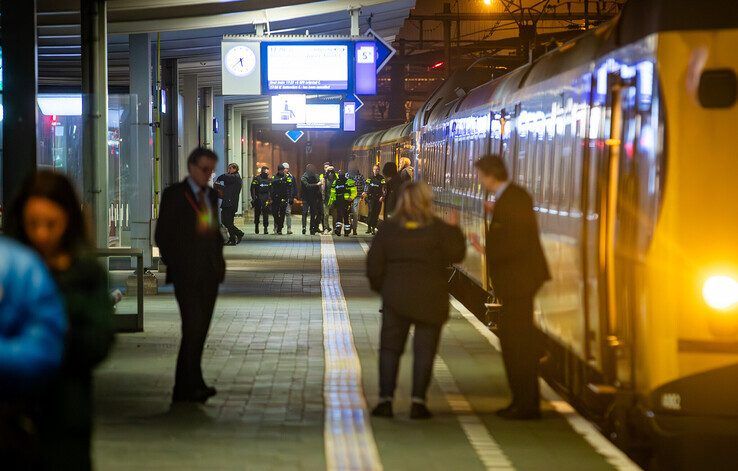 In beeld: Man met pistool door arrestatieteam uit trein gehaald in Zwolle - Foto: Hugo Janssen