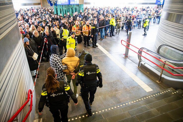 In beeld: Man met pistool door arrestatieteam uit trein gehaald in Zwolle - Foto: Hugo Janssen