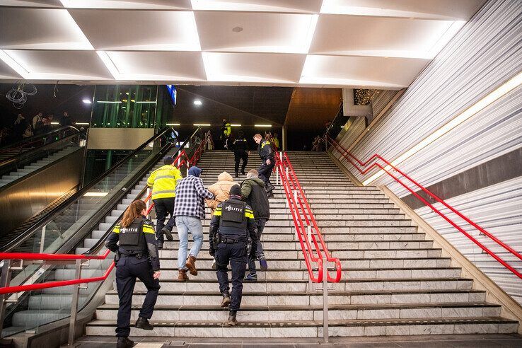 In beeld: Man met pistool door arrestatieteam uit trein gehaald in Zwolle - Foto: Hugo Janssen