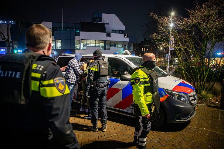 In beeld: Man met pistool door arrestatieteam uit trein gehaald in Zwolle - Foto: Hugo Janssen