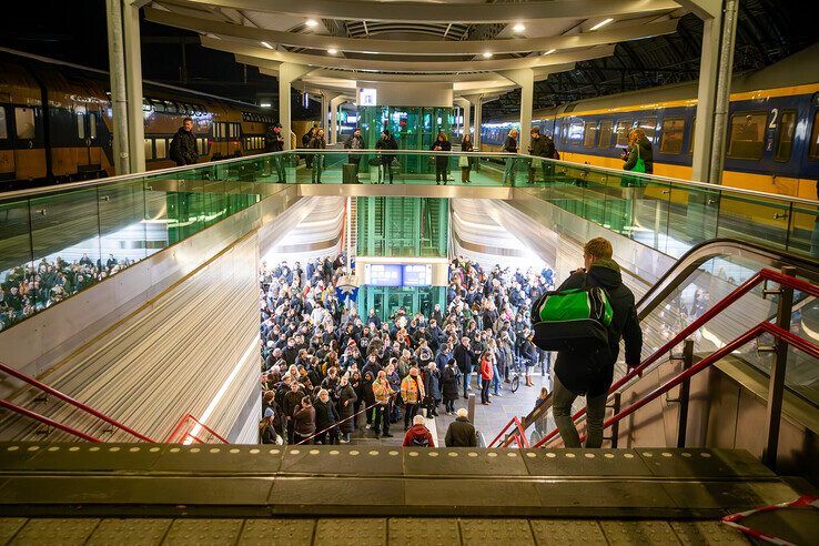 Reizigers moeten de perrons verlaten. - Foto: Hugo Janssen