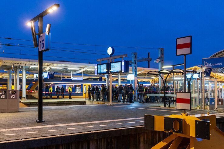 In beeld: Man met pistool door arrestatieteam uit trein gehaald in Zwolle - Foto: Peter Denekamp