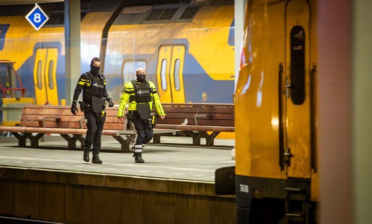 Politieagenten in kogelwerende vesten op het perron. - Foto: Hugo Janssen