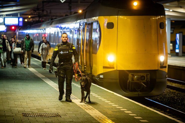 In beeld: Man met pistool door arrestatieteam uit trein gehaald in Zwolle - Foto: Hugo Janssen