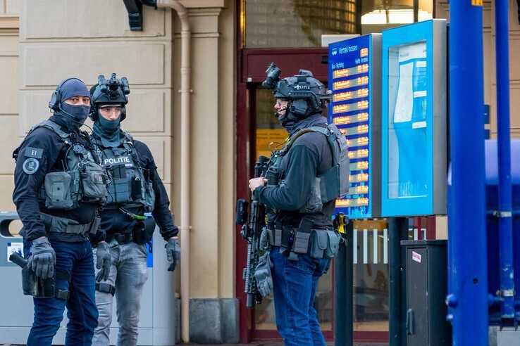 Arrestatieteam haalt reizigers uit trein op station Zwolle - Foto: Peter Denekamp