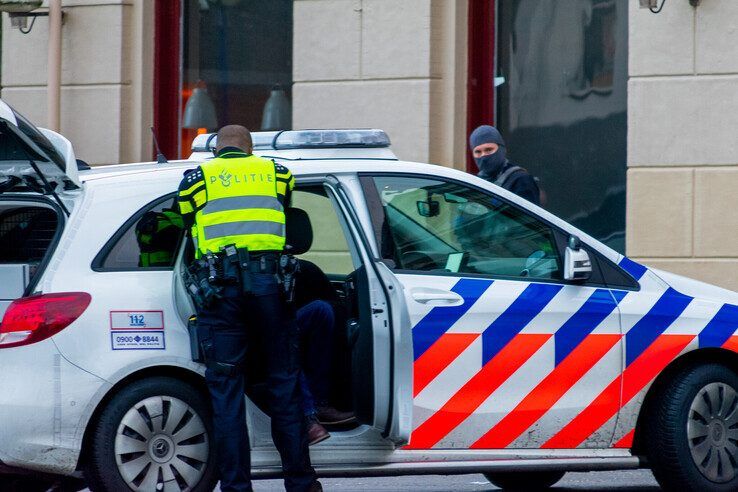 Arrestatieteam haalt reizigers uit trein op station Zwolle - Foto: Peter Denekamp