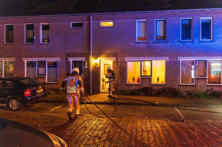 Brand op dak van woning in Assendorp - Foto: Peter Denekamp