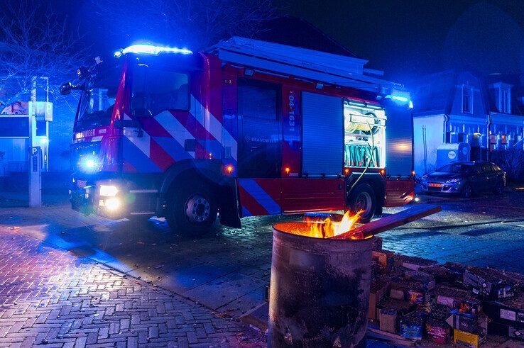 Brand op dak van woning in Assendorp - Foto: Peter Denekamp