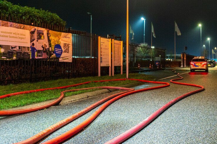 Brandweer blust containerbrand in loods van Rova op Hessenpoort - Foto: Peter Denekamp