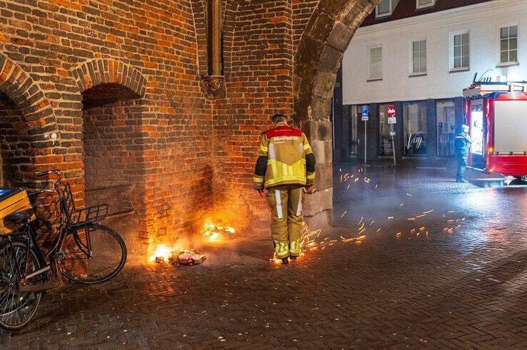 Brand gesticht onder monumentale Sassenpoort in Zwolle - Foto: Peter Denekamp