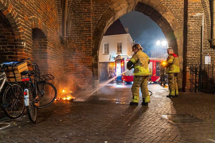 Brand gesticht onder monumentale Sassenpoort in Zwolle - Foto: Peter Denekamp