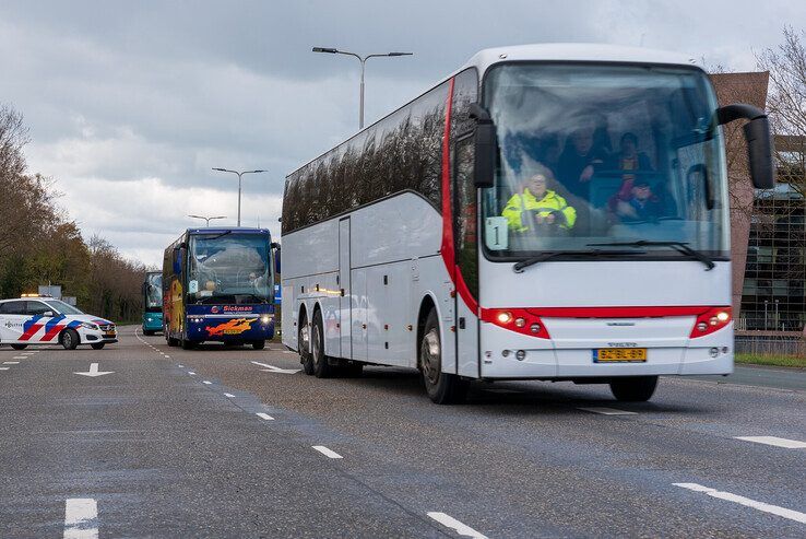 Bussen met Go Ahead Eagles-supporters op de Ceintuurbaan in Zwolle. - Foto: Peter Denekamp