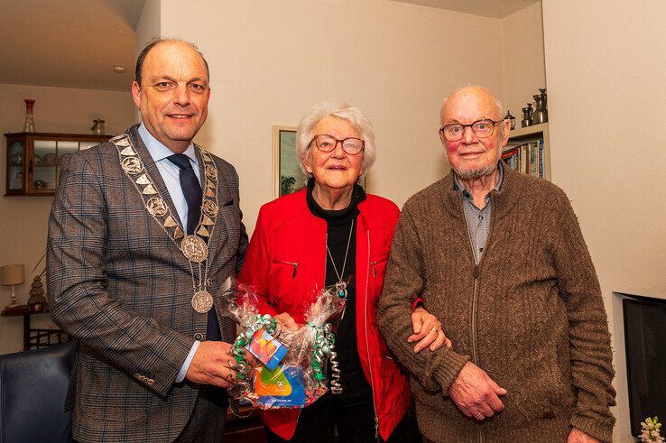 Gijs en Diny de Koning Gans met burgemeester Peter Snijders. - Foto: Peter Denekamp