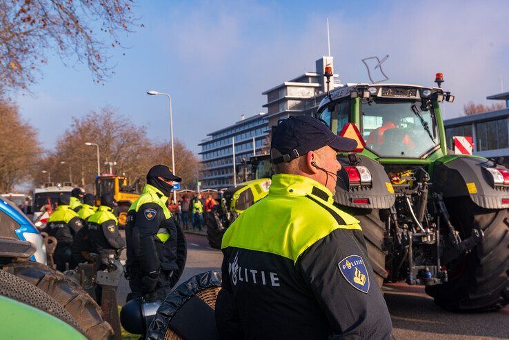 Archieffoto van een eerder boerenprotest bij het provinciehuis in Zwolle. - Foto: Peter Denekamp