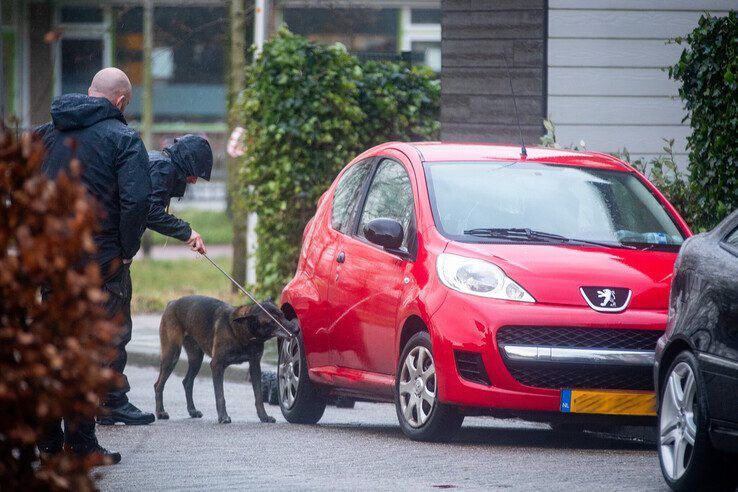 Politie zoekt tevergeefs naar explosief onder geparkeerde auto in Zwolle-Zuid - Foto: Hugo Janssen