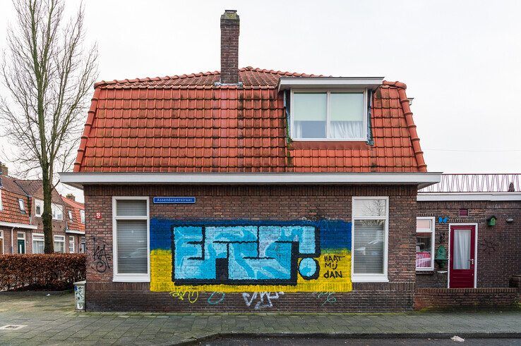 Graffiti op de woning op de hoek van de Assendorperstraat en Dahliastraat. - Foto: Peter Denekamp