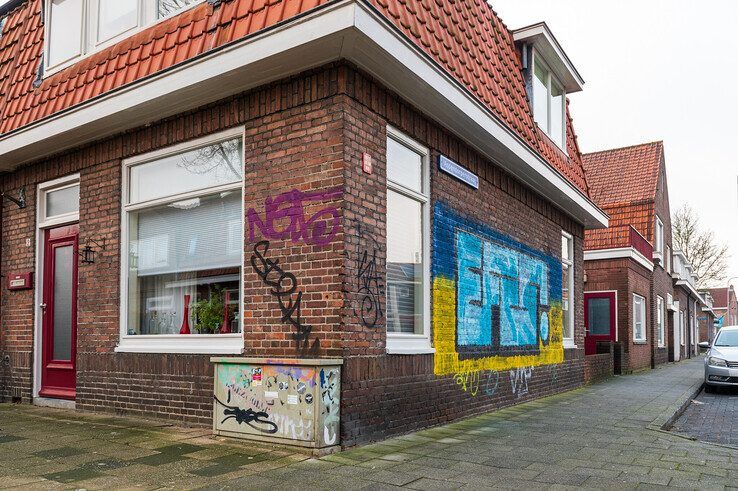 Woning in Assendorp met spuitbussen beklad, politie zoekt getuigen - Foto: Peter Denekamp