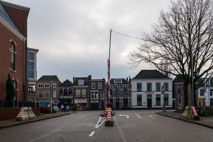 Het Groot Wezenland is vanaf de rechtbank langs de stadsgracht afgesloten. - Foto: Peter Denekamp