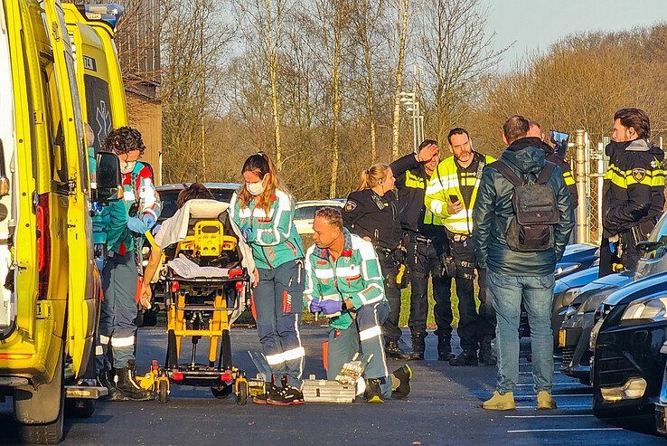 Ambulancepersoneel behandelt een slachtoffer bij Beaphar in Raalte. - Foto: Salland1/Martijn van Wieringen