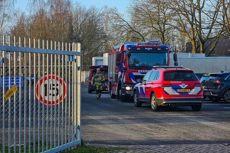 Vijf medewerkers onwel bij Beaphar in Raalte, een persoon naar ziekenhuis - Foto: Salland1/Martijn van Wieringen