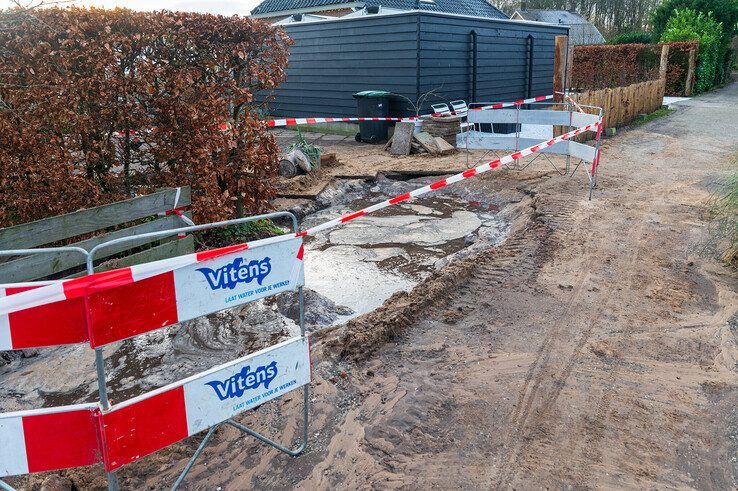 De plek waar gisteren de waterleiding knapte. - Foto: Peter Denekamp