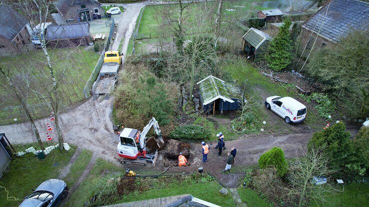 Monteurs van Vitens aan het werk bij de gebroken waterleiding. - Foto: Hugo Janssen