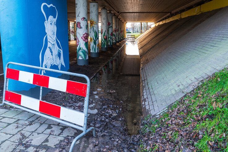 Water onder het viaduct van de A28. - Foto: Peter Denekamp