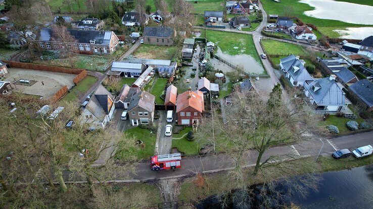 Het water stroomt via de achtertuin in de kelder van een woning op de Bergkloosterweg. - Foto: Hugo Janssen