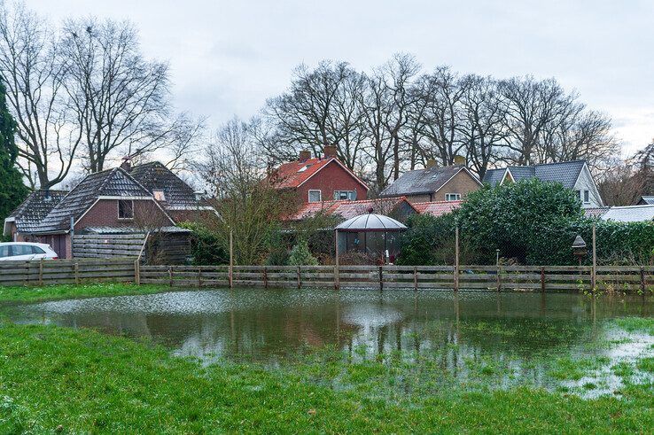 Water achter de woningen aan de Bergkloosterweg. - Foto: Peter Denekamp