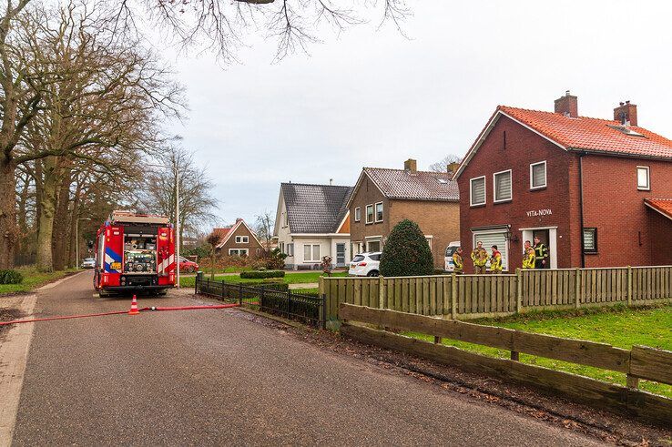 De brandweer pompt een kelder van een woning leeg. - Foto: Peter Denekamp